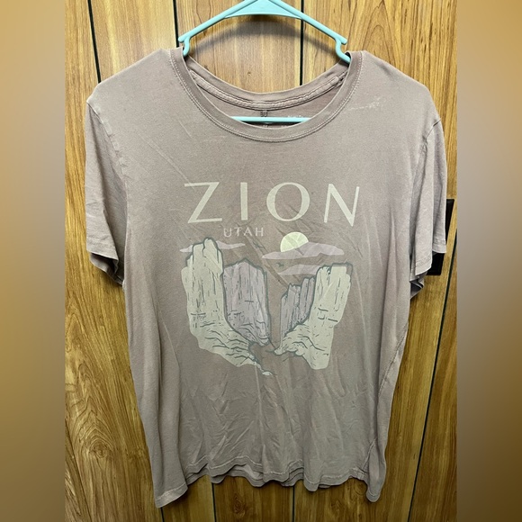 Utah Abercrombie Distressed Tee Shirt - Picture 1 of 4